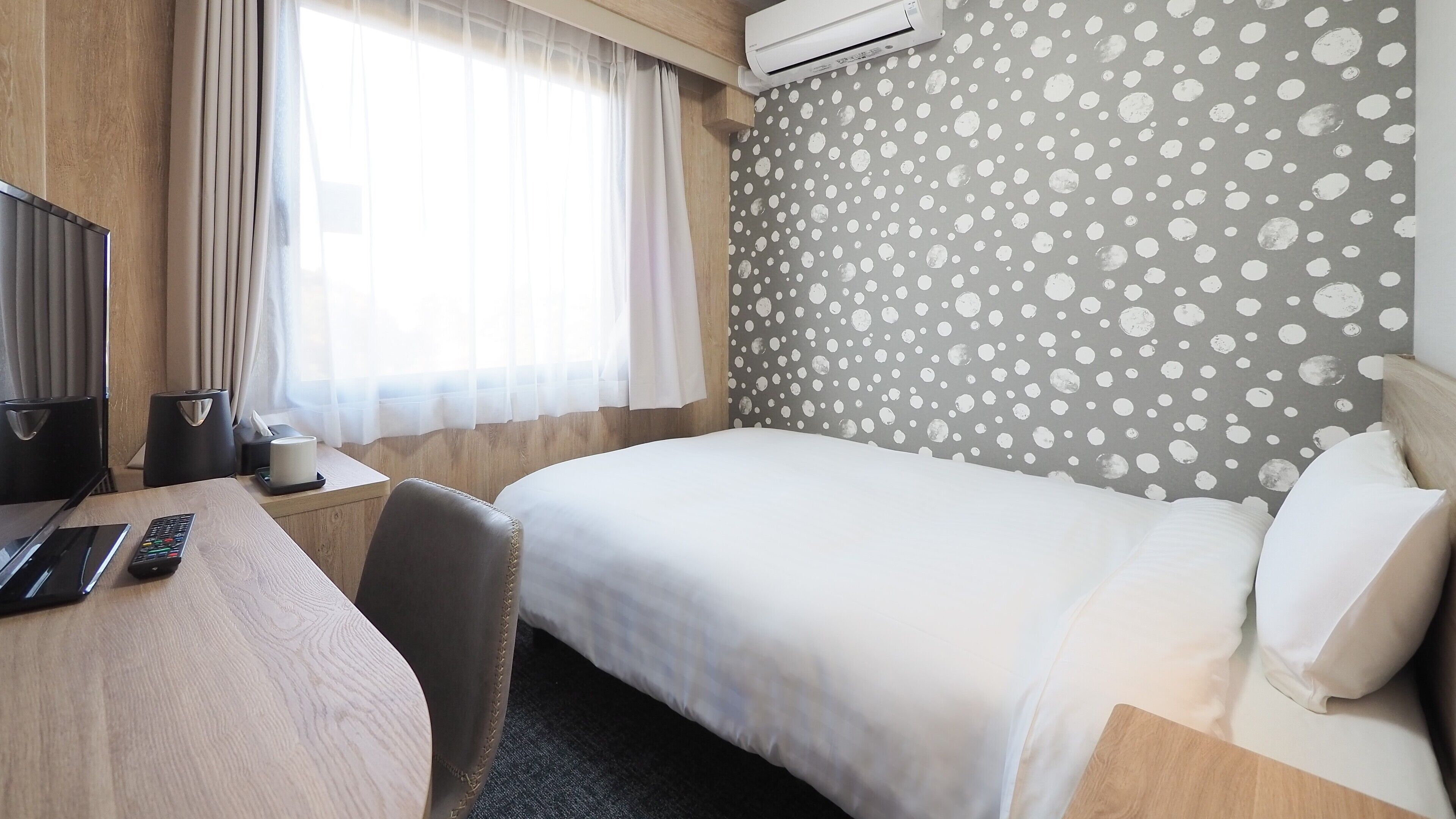 Down duvets, desk, laptop workspace, soundproofing