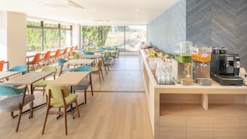 Daily local cuisine breakfast (JPY 1200 per person)