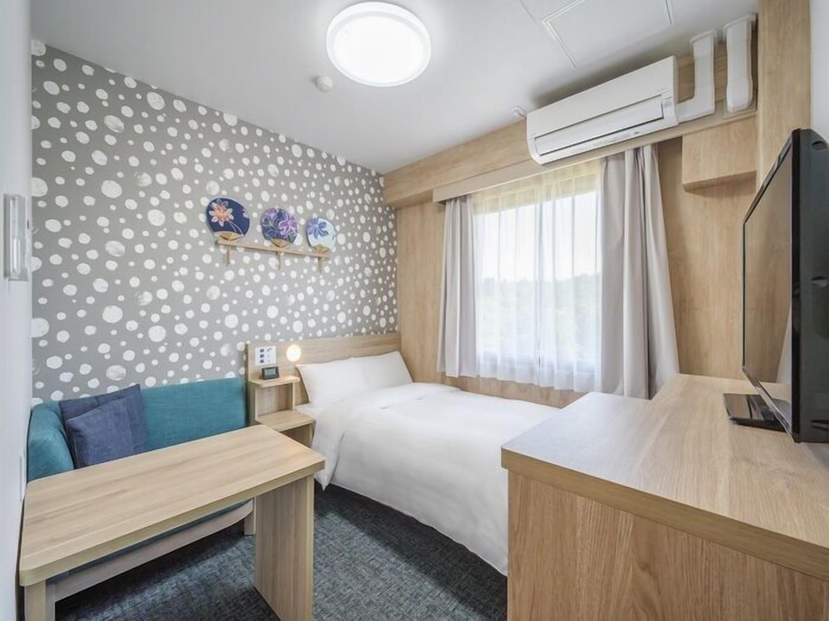 Down duvets, desk, laptop workspace, soundproofing