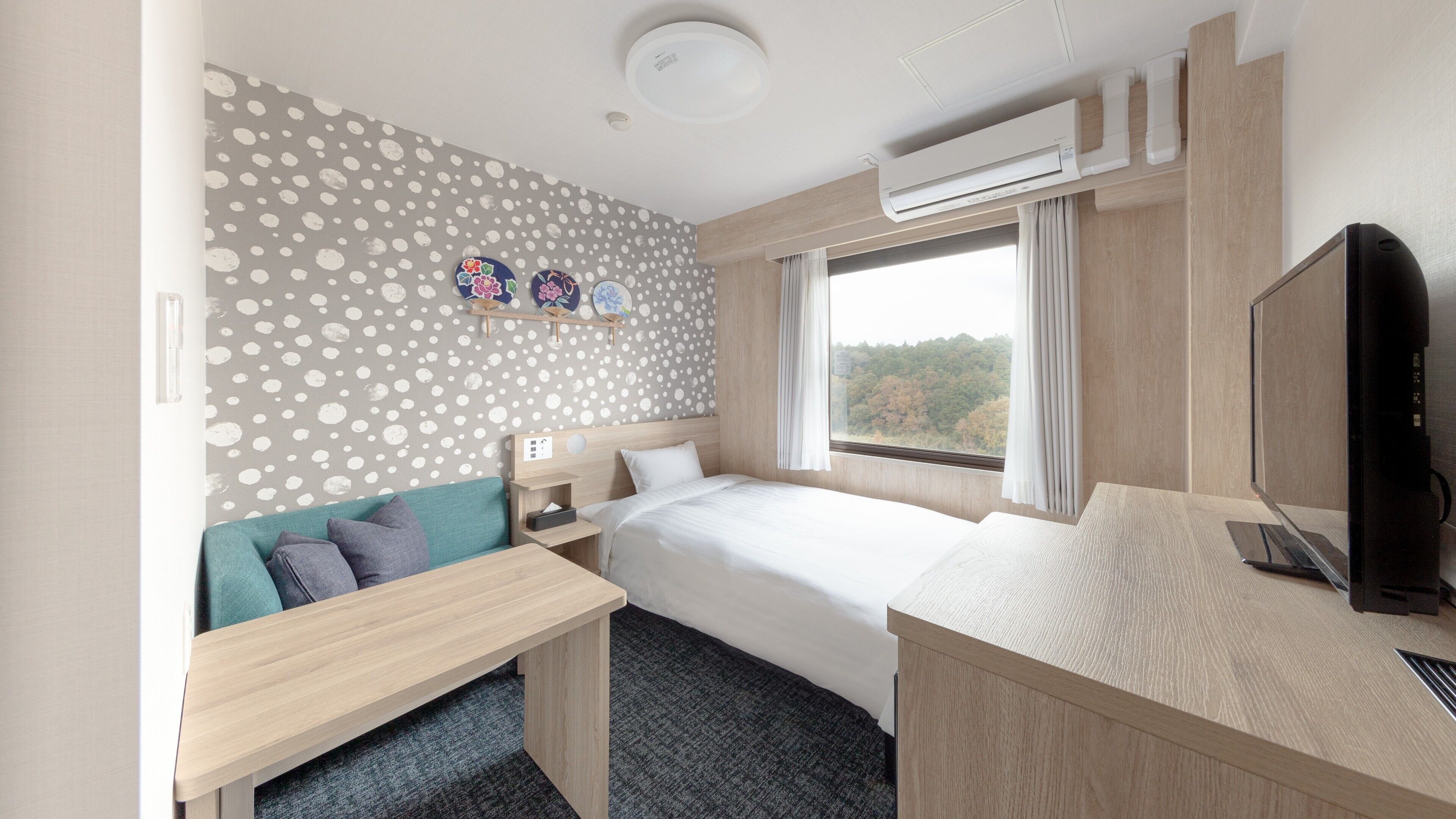 Down duvets, desk, laptop workspace, soundproofing