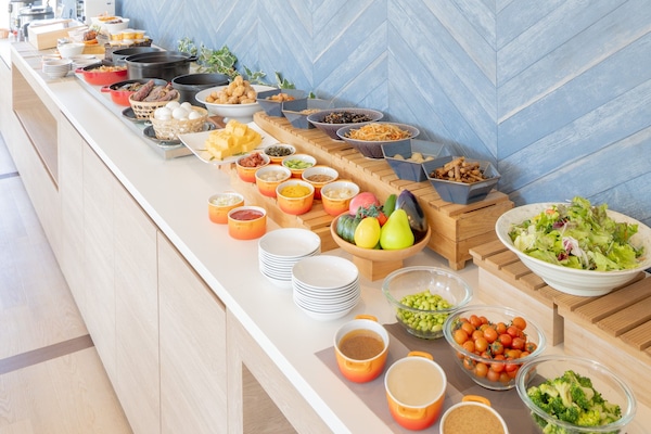 Se ofrece un desayuno bufé (1200 JPY por persona)