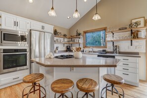 Kylskåp, mikrovågsugn, ugn och diskmaskin