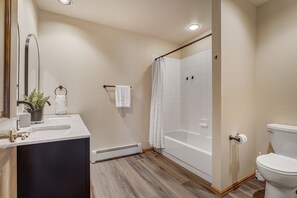 Kombinert dusj/badekar, hårføner, håndklær og såpe