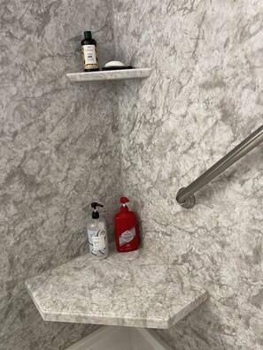 Douche, sèche-cheveux, serviettes fournies, savon