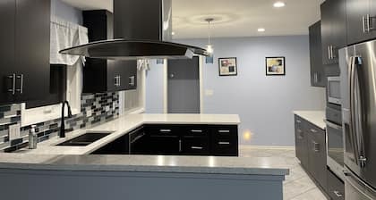 House-tel in Chicago-burb: 3 bedrooms and 2 full baths