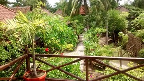 Ein üppiger Garten mit verschiedenen Pflanzen und einem kleinen Bach.