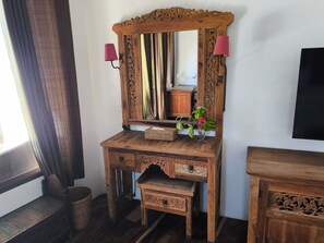 In-room safe, free WiFi, bed sheets - Mango Dive & Bungalow (Gili Trawangan)