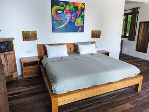 Apartament, vistes al mar | Caixa forta a l'habitació, wifi gratuïta i roba de llit 