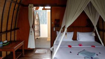 Quarto casal tradicional (No Hot Water in Showers/Bathroom) | Cofres nos quartos, Wi-Fi de cortesia, roupa de cama