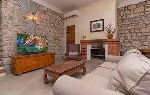 Smart TV y chimenea