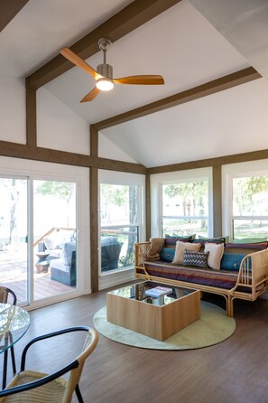 スマートテレビ、暖炉、卓球台、ステレオ