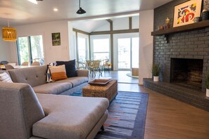 スマートテレビ、暖炉、卓球台、ステレオ