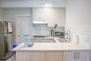 Fridge, microwave, stovetop, dishwasher