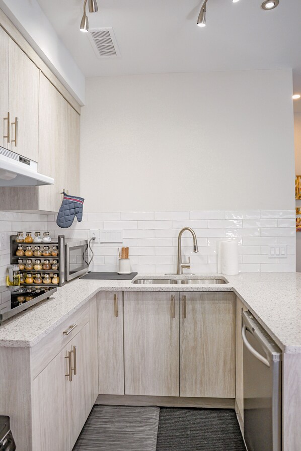 Fridge, microwave, stovetop, dishwasher