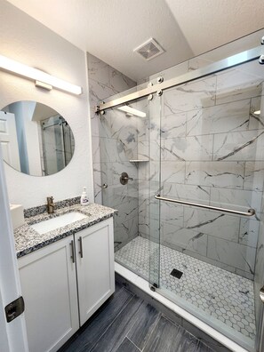 Douche, sèche-cheveux, serviettes fournies, papier toilette