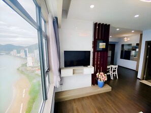 Apartamento standard, 2 quartos, 2 banheiros, vista para o oceano | Área de estar | TV de tela plana 40 polegadas com canais a cabo, serviços de streaming