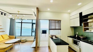 Un apartamento moderno con cocina, comedor y sala de estar.