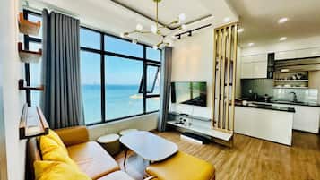 標準公寓, 2 間臥室, 2 間浴室, 海景 | 客廳 | 40 吋平面電視連有線電視頻道、串流服務