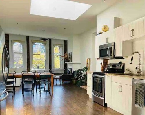 Heritage loft in the heart of Gastown in Downtown Vancouver 24-159962