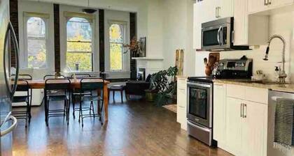Heritage loft in the heart of Gastown in Downtown Vancouver 24-159962