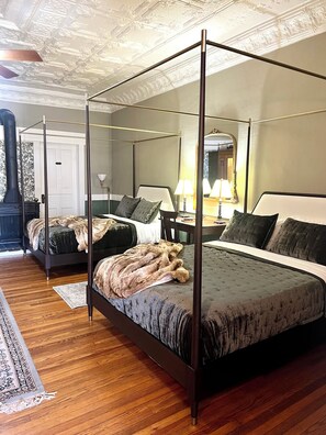 2 bedrooms, WiFi, bed sheets - American House 1854- Stagecoach Stop Suite, 2 Bedrooms, Kitchenette, Sleeps 6 (McGregor)