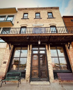 Un edificio histórico con un cartel que dice "American House 1854".