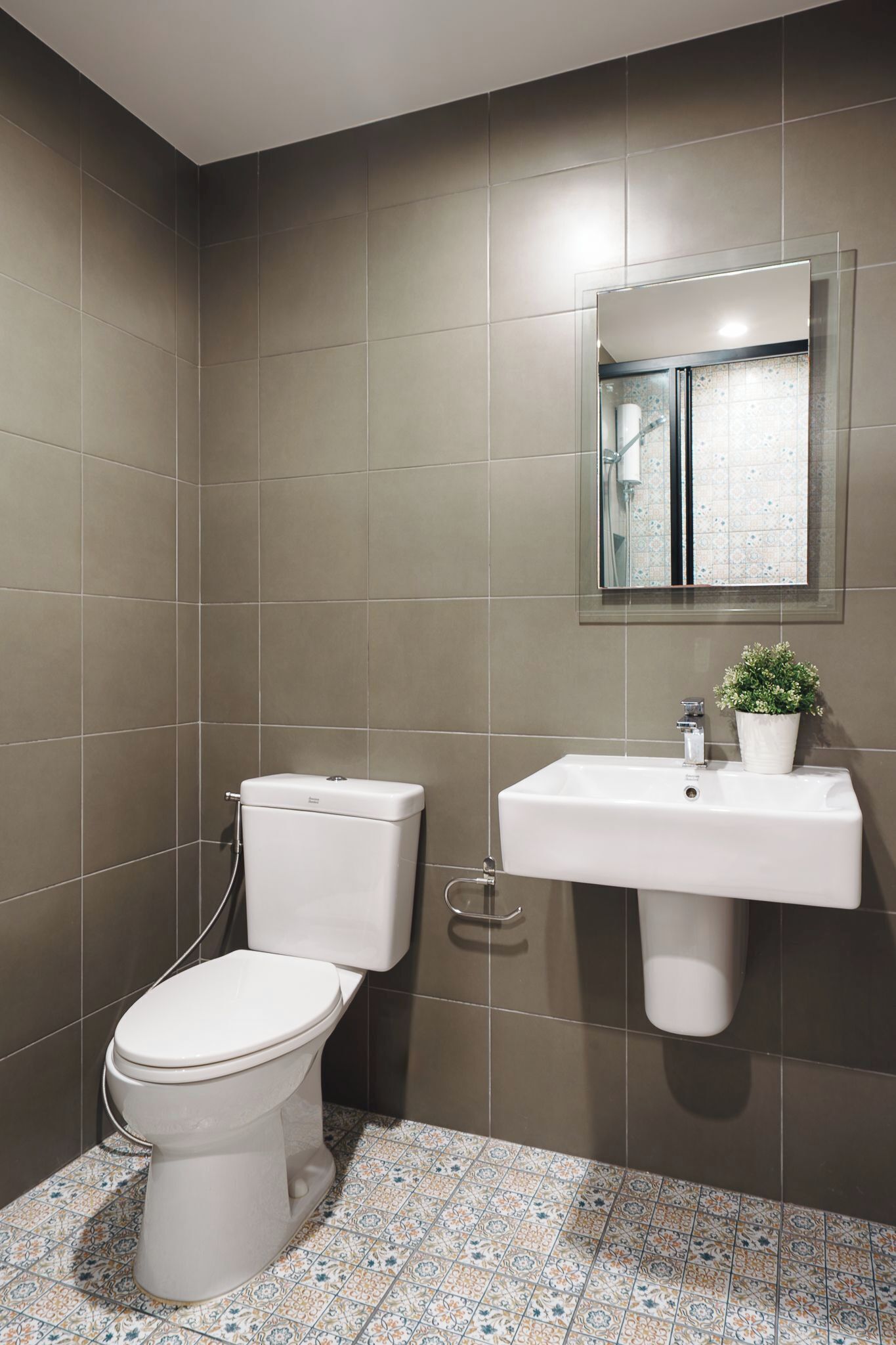 Ein Badezimmer mit Toilette, Waschbecken und Spiegel.