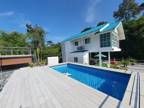 Pool - วิวเขาล้อมรอบ มีน้ำจากเขื่อนไหลผ่าน มีสระว่ายน้ำ คาราโอเกะ สงบส่วนตัวแนวธรรมชาติ (หินตั้ง)