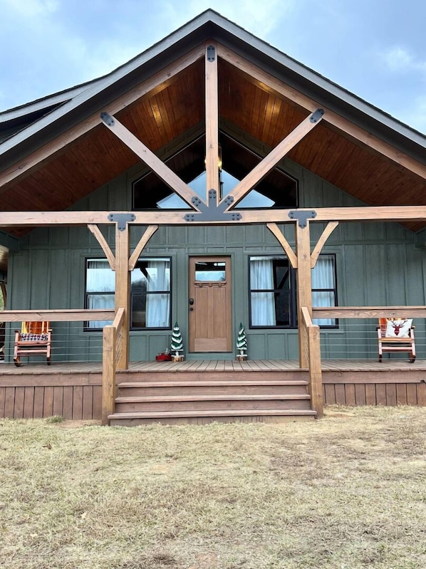 Exterior detail - Hollow Hideaway.
(Savannah)