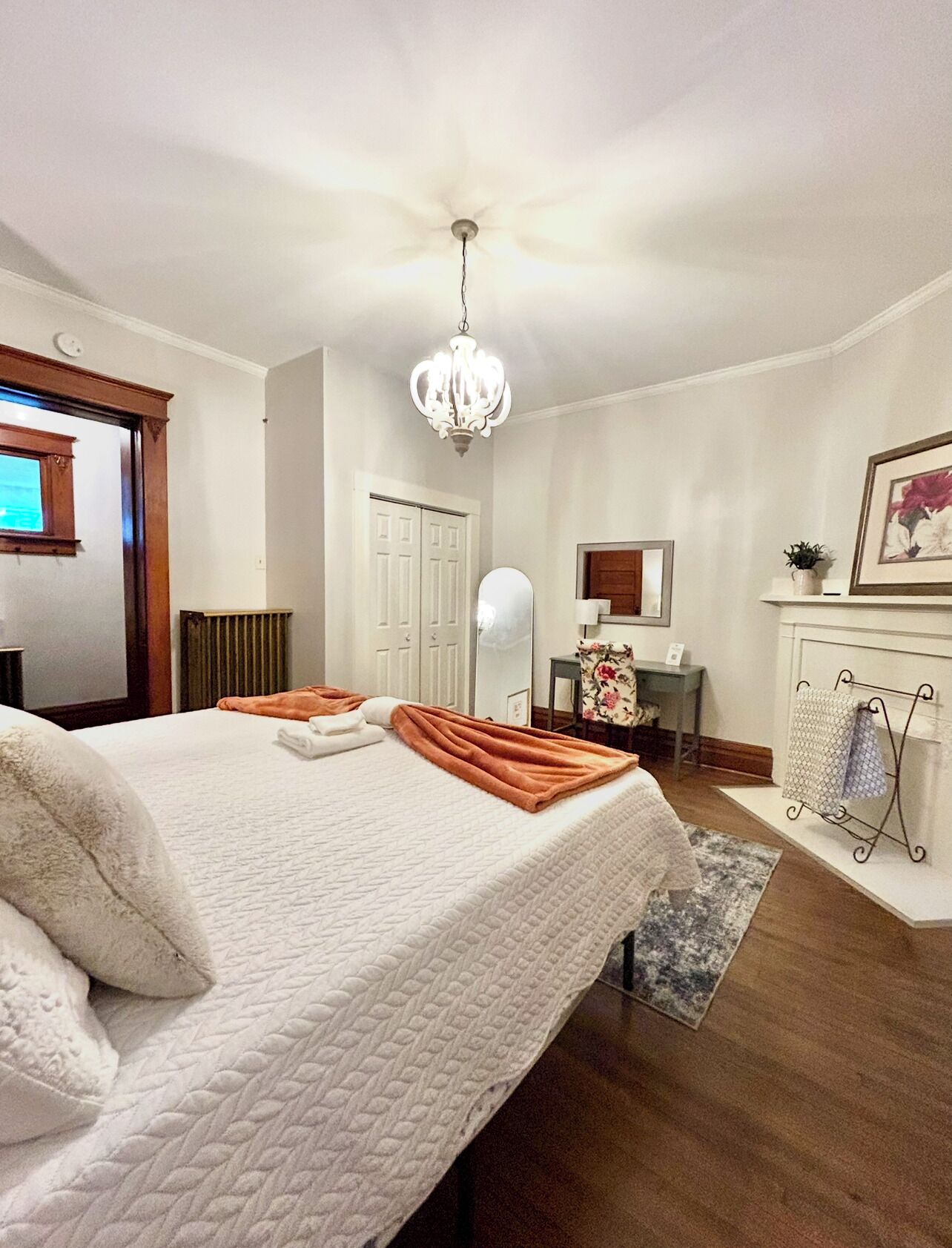 2 chambres, bureau, fer et planche à repasser, lit parapluie