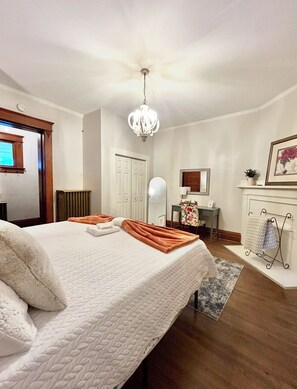 2 makuuhuonetta, työpöytä, silitysrauta/-lauta, vauvan matkasänky