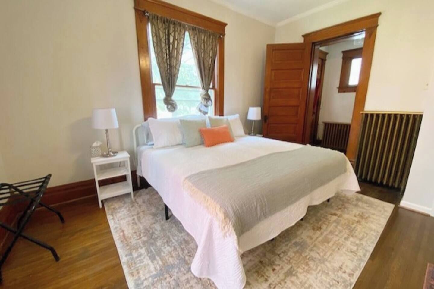 2 bedrooms, desk, iron/ironing board, travel crib