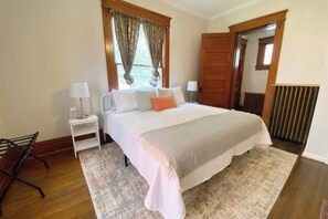 2 slaapkamers, een bureau, een strijkplank/strijkijzer, reisbedje