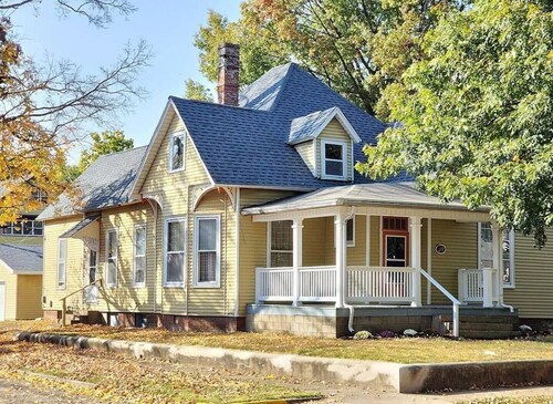 Spacious, comfortable 3BR home near ISU with a king bed, fully equipped kitchen, dining room, and fast Wi-Fi. Ideal for work crews, families, or longer stays. Centrally located with easy access to downtown, ISU, Union Hospital, and I-70.