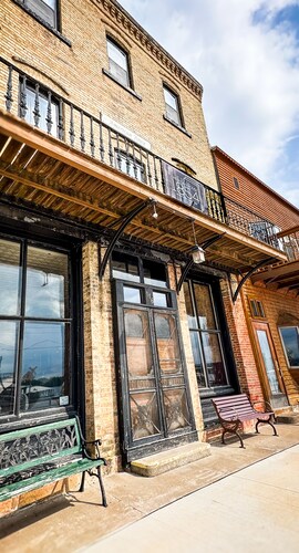 American House 1854- Steamboat Landing, 4 Bedrooms, 1.5 Bath, Full Kitchen