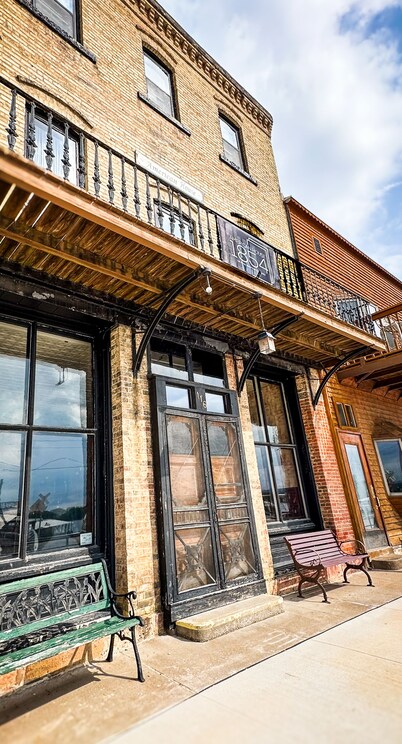 American House 1854- Steamboat Landing, 4 Bedrooms, 1.5 Bath, Full Kitchen