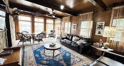 American House 1854- Steamboat Landing, 4 Bedrooms, 1.5 Bath, Full Kitchen