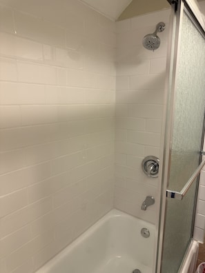 Secador de cabelo, toalhas de banho, sabonete, shampoo