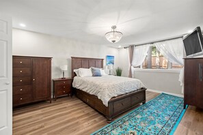 4 bedrooms, desk, free WiFi, bed sheets