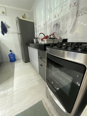 Frigorífico, microondas, horno y placa de cocina