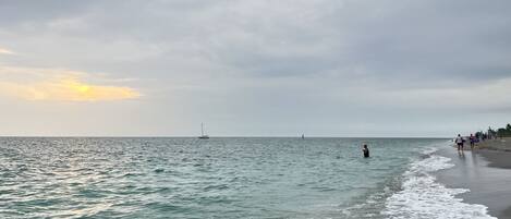 Beach nearby, sun loungers, beach towels