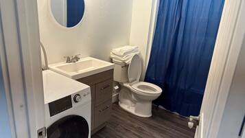 Een haardroger, handdoeken, zeep, shampoo