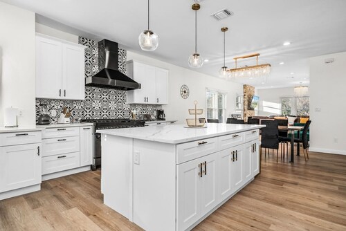 Bold Bright 4BR 3 5full Baths Near Riverwalk Dtown