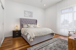 4 makuuhuonetta, työpöytä, vauvan matkasänky, Wi-Fi