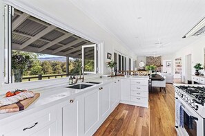 冰箱、微波炉、烤箱、炉灶