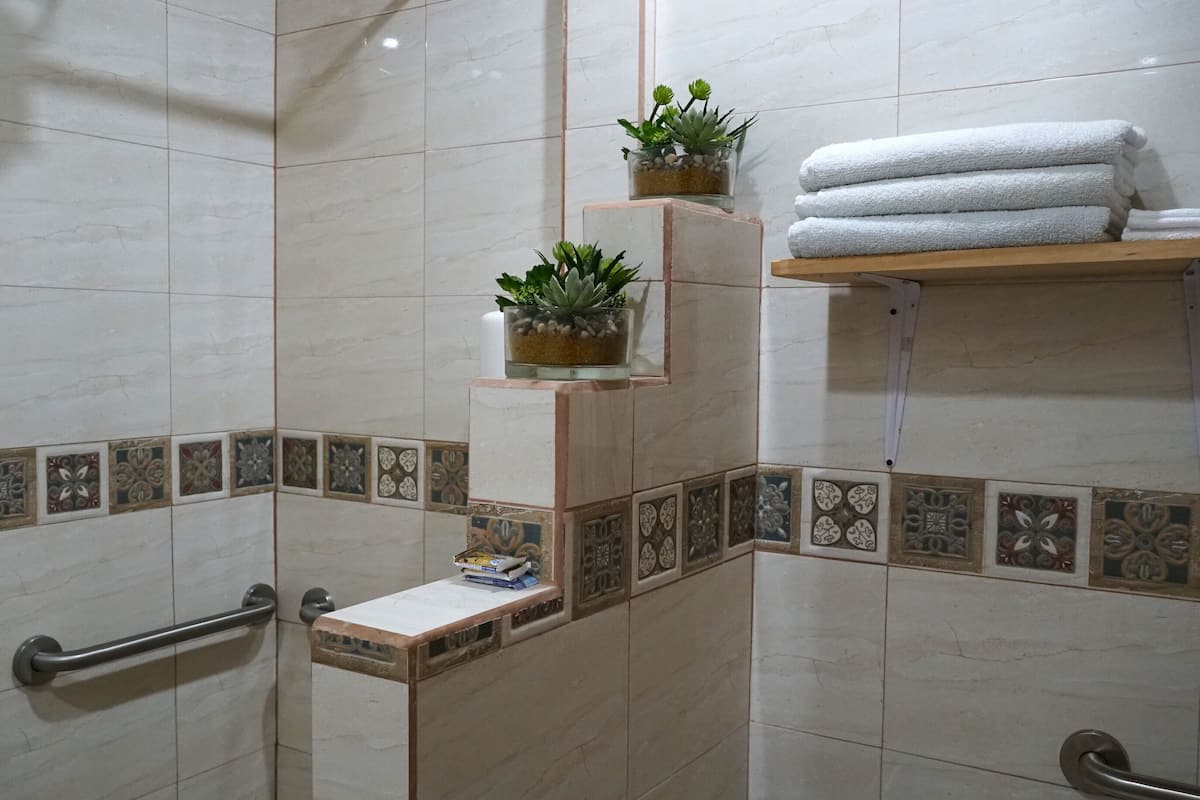 Basic Room | Bathroom