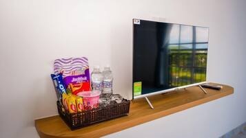 Escritorio, wifi gratis y ropa de cama