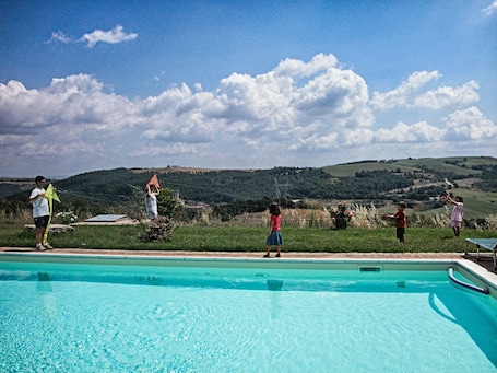 室内游泳池,季节性开放的室外游泳池,08:00 至 22:00 开放, 池畔遮阳伞, 日光浴躺椅