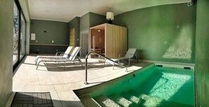 A swimming pool area with lounge chairs and a wooden cabin structure. - Agriturismo Casa Greppo - Il Noce (San Venanzo)