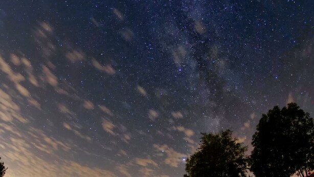 A swimming pool with a starry night sky above. - Agriturismo Casa Greppo - Il Noce (San Venanzo)